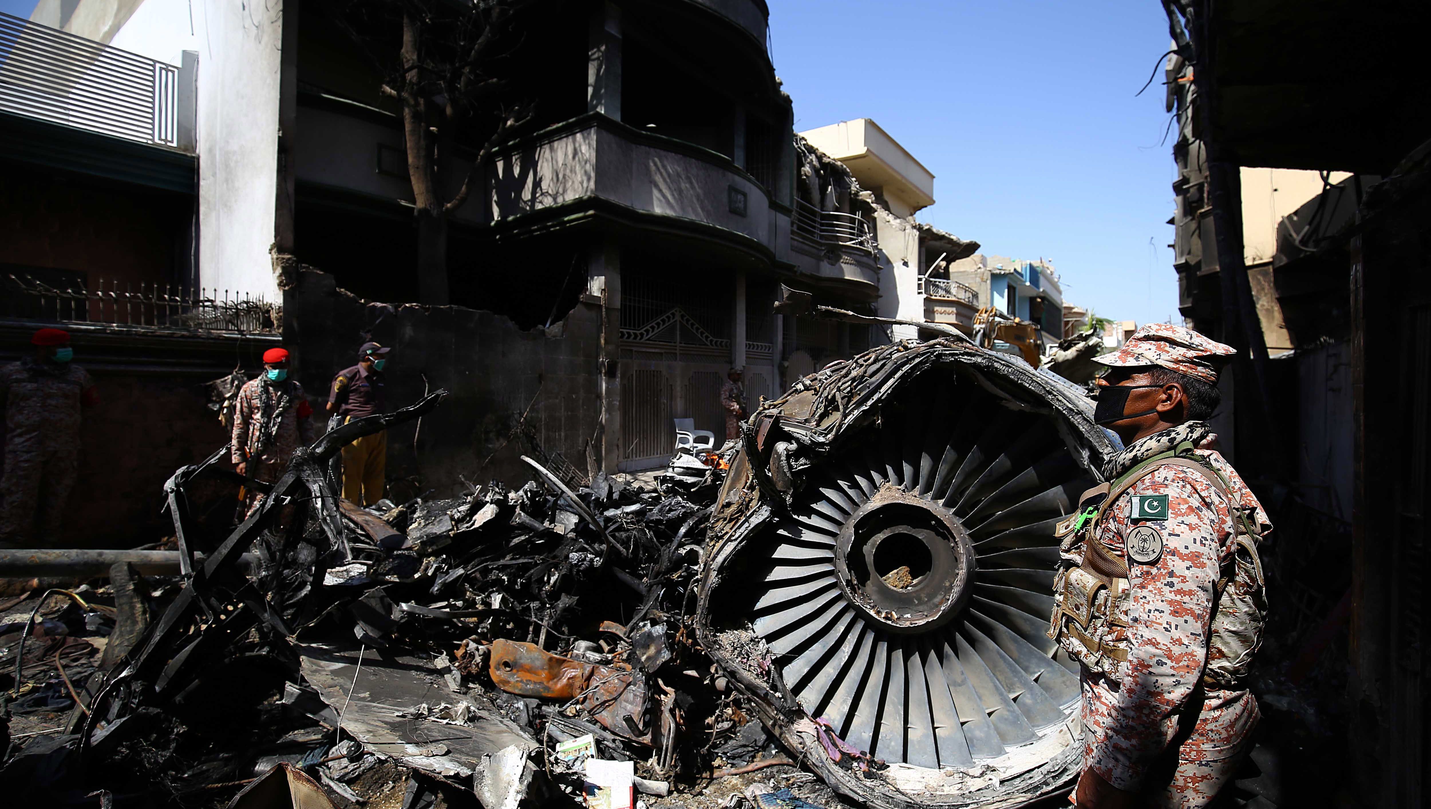 Megdöbbentő képek készültek a pakisztáni légitragédia helyszínéről