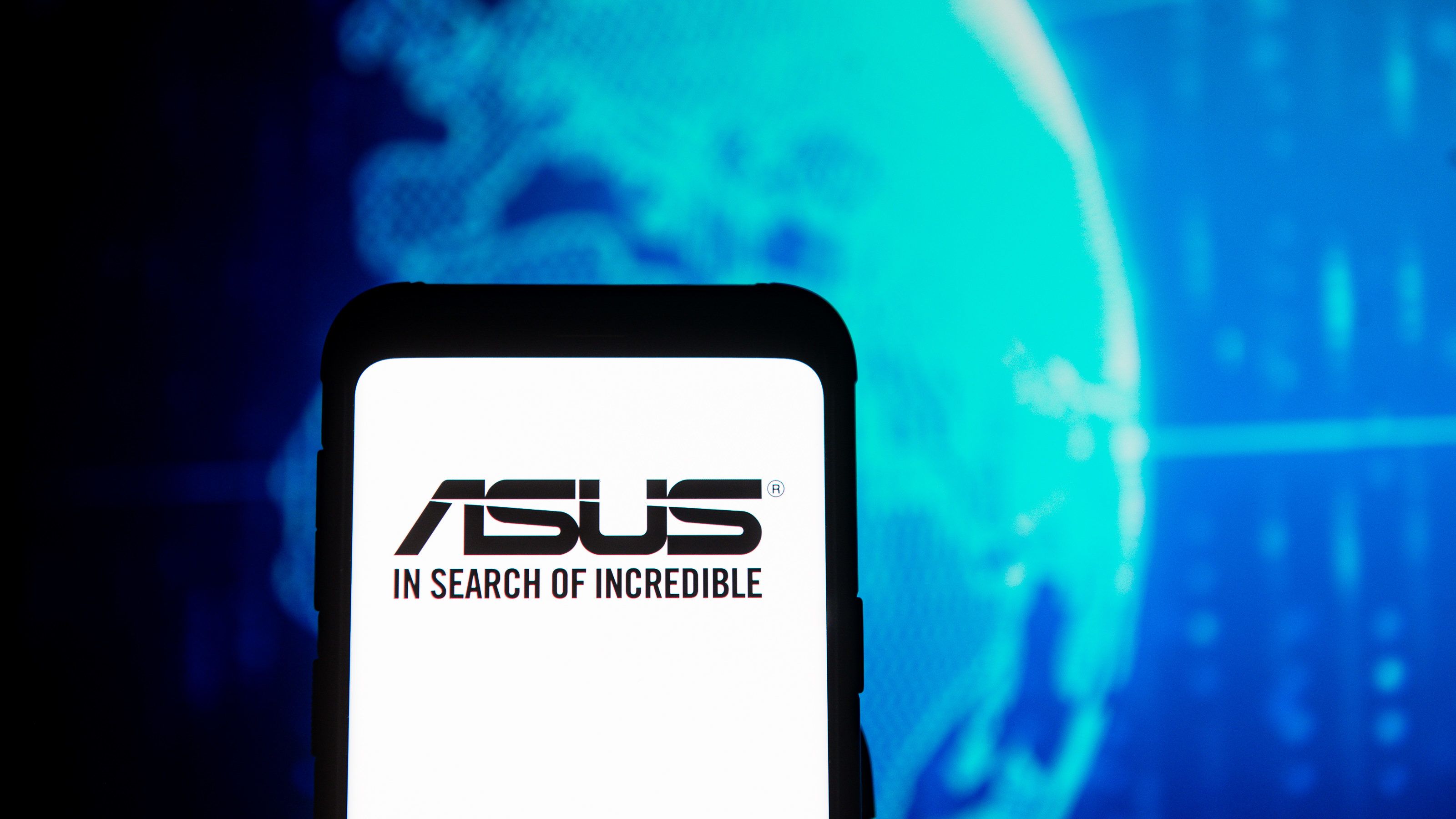 Brutális mobillal állhat elő az Asus