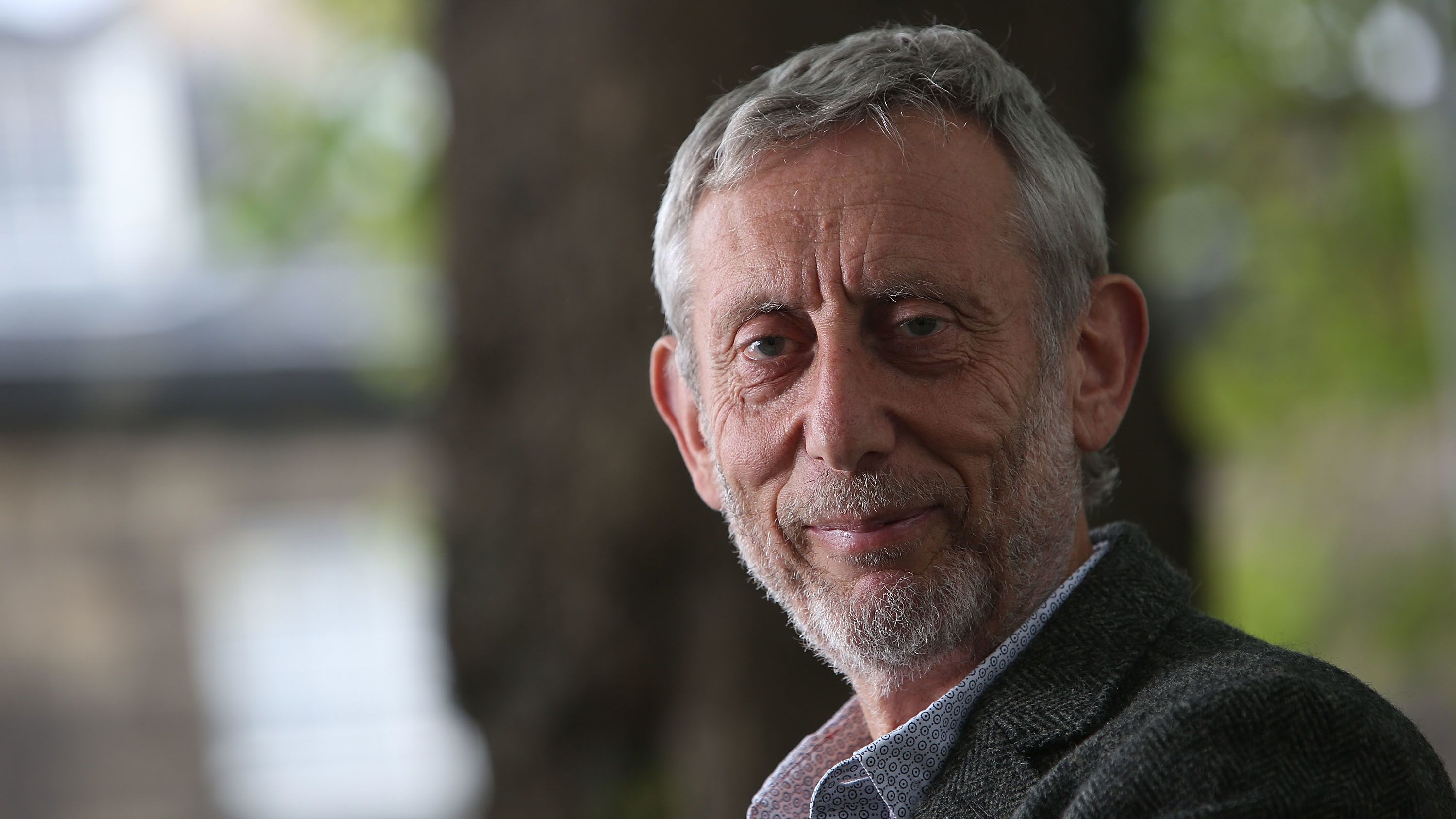 47 nap után kiengedték az intenzívről a koronavírus-gyanúval kórházba szállított Michael Rosen írót