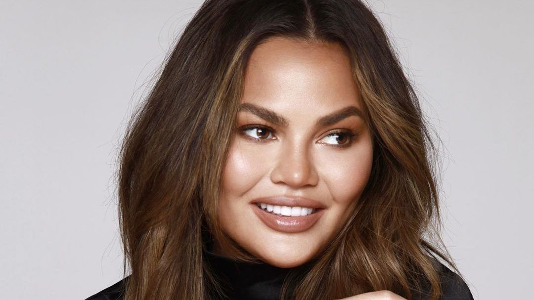 Chrissy Teigen kiveteti a szilikont a melleiből