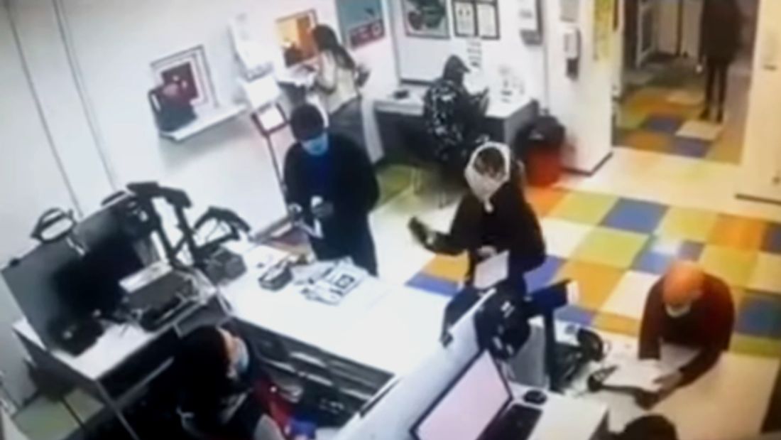 A bugyiját húzta a fejére egy kijevi nő, mert maszk nélkül nem szolgálták ki a postán