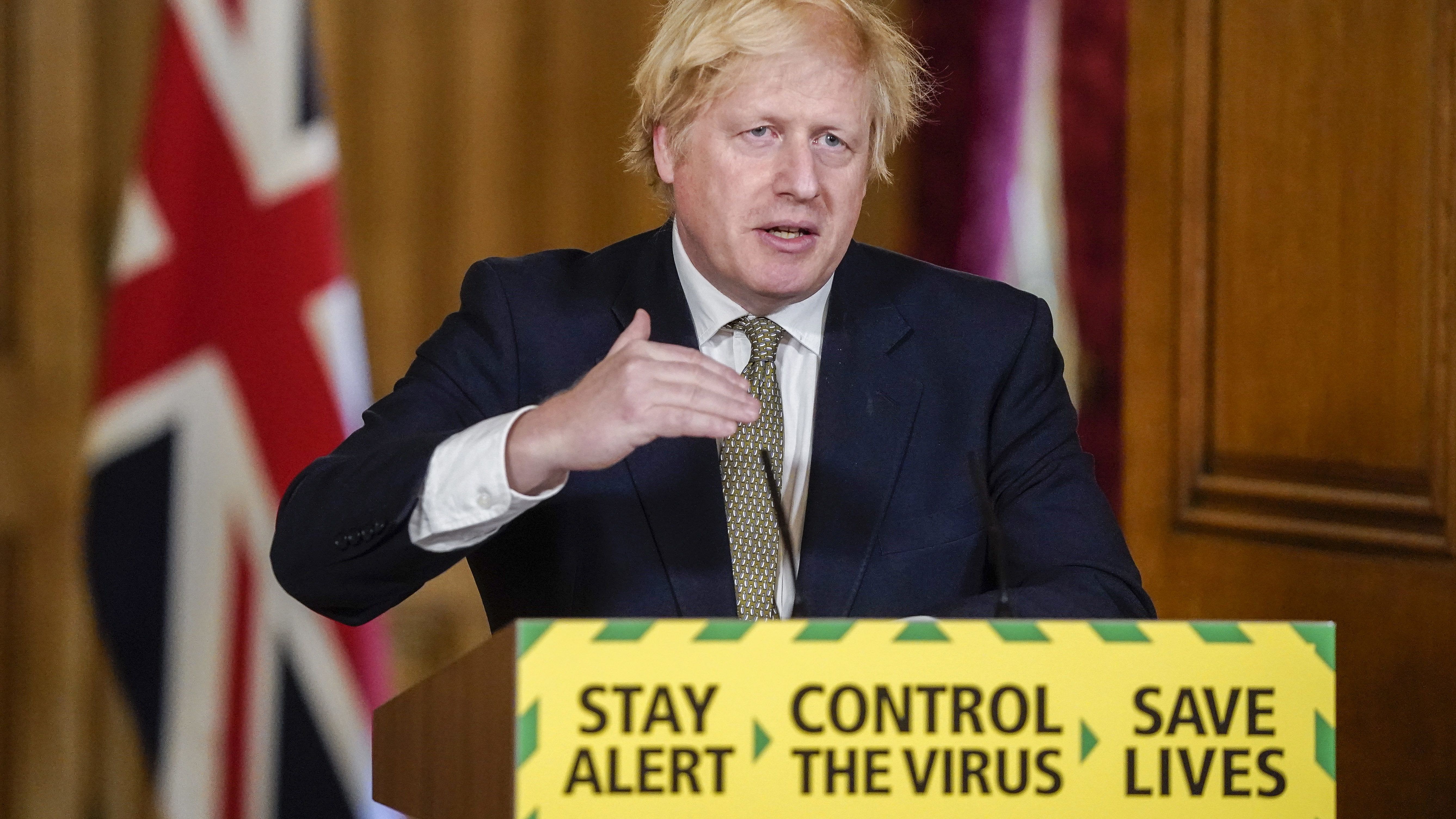 Hatalmasat zuhant Boris Johnson népszerűsége tanácsadója koronavírusos botránya után