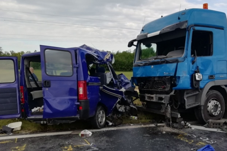 5 ember meghalt, egymásba rohant egy tehergépkocsi és egy kisbusz Balatonkenesénél