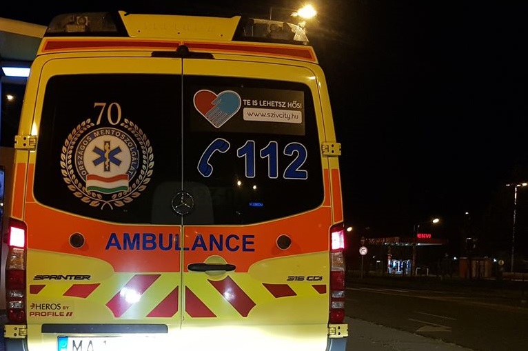 Mentősökre támadt egy férfi egy mentőautóban, miközben épp kórházba szállították