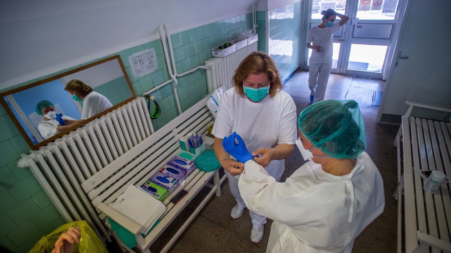 Szlávik: A koronavírussal foglalkozó egészségügyi dolgozókat újraoltják BCG-vakcinával