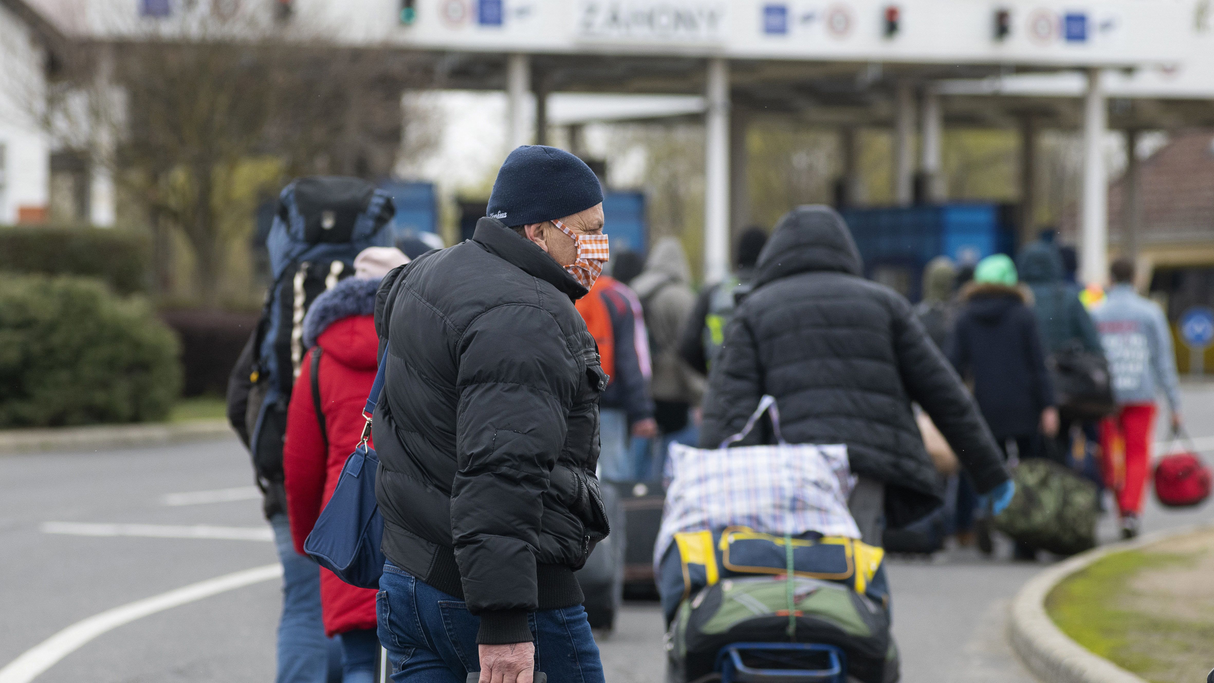 Rászállt a hatóság az ukrán vendégmunkások csomagjaira, kitört a balhé a Záhony-csapi átkelőnél