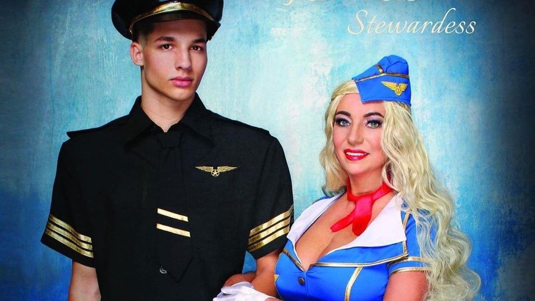 Miért ne indulhatna június a stewardessnek öltözött Kiszel Tündével?