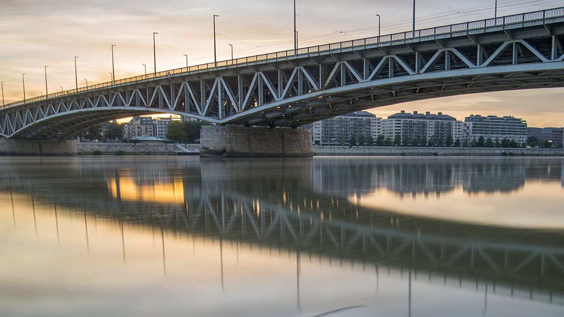 Dunába ugrott egy 30 éves férfi a Petőfi hídról