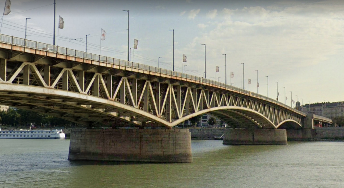 A Dunába ugrott egy 30 éves férfi a Petőfi hídról Budapesten