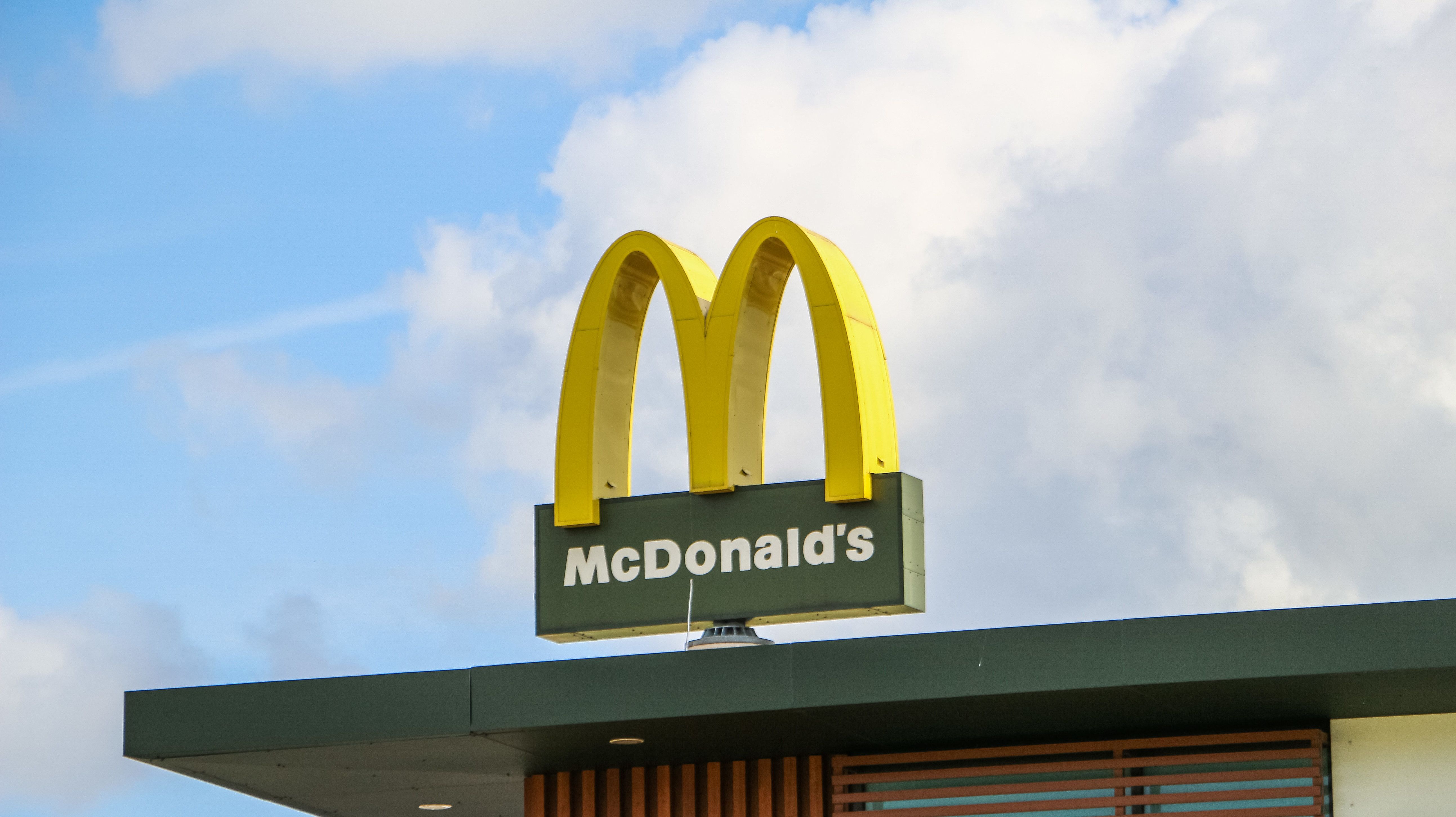 Nem engedték el a mentőt a McDonalds-nál sorban álló autósok