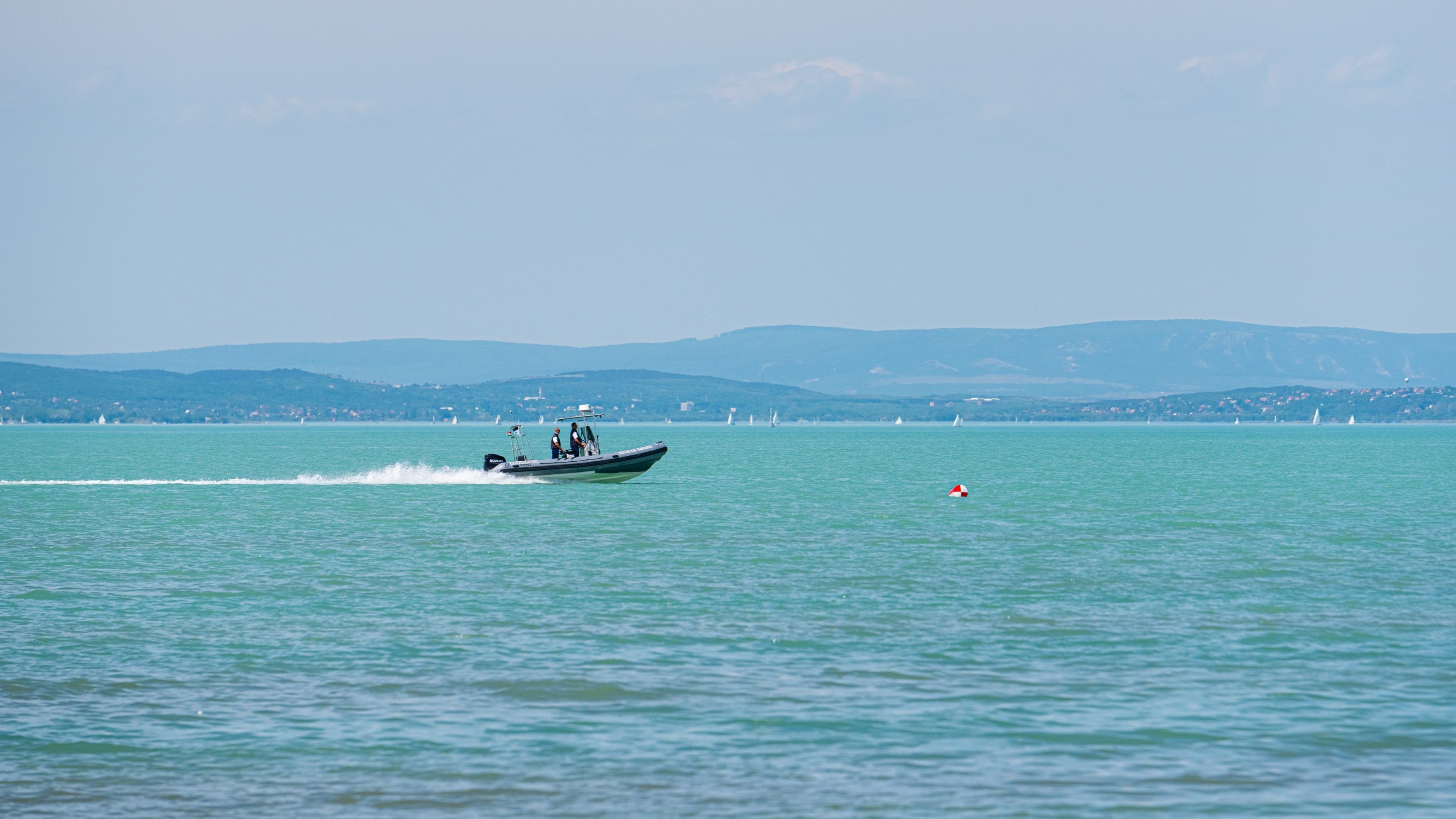 Kimerült kajakost mentettek ki a Balatonból a vízirendőrök