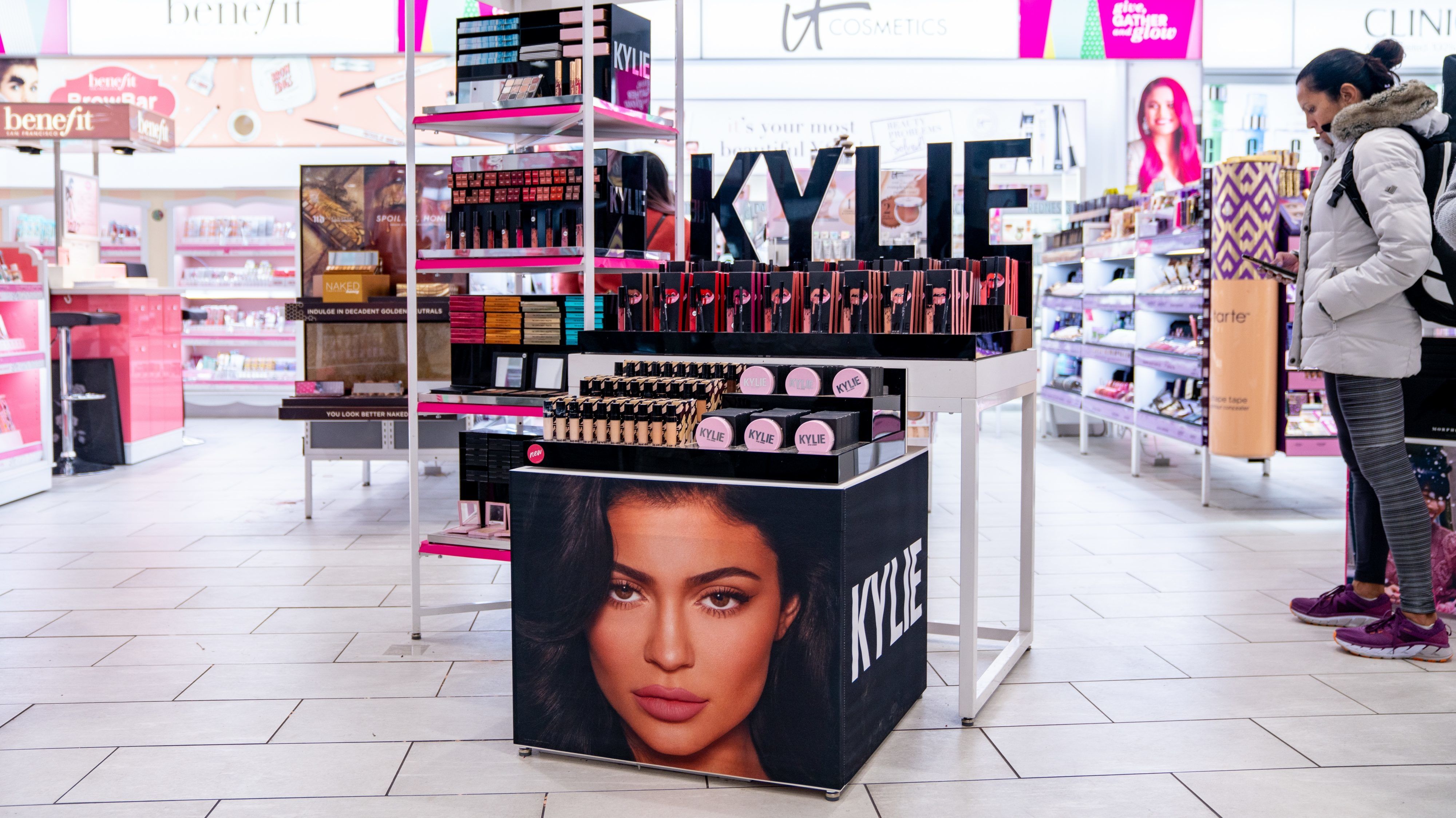 Kylie Jenner kozmetikai cége posztolta, hogy az alkalmazottak milyen bőrszínűek