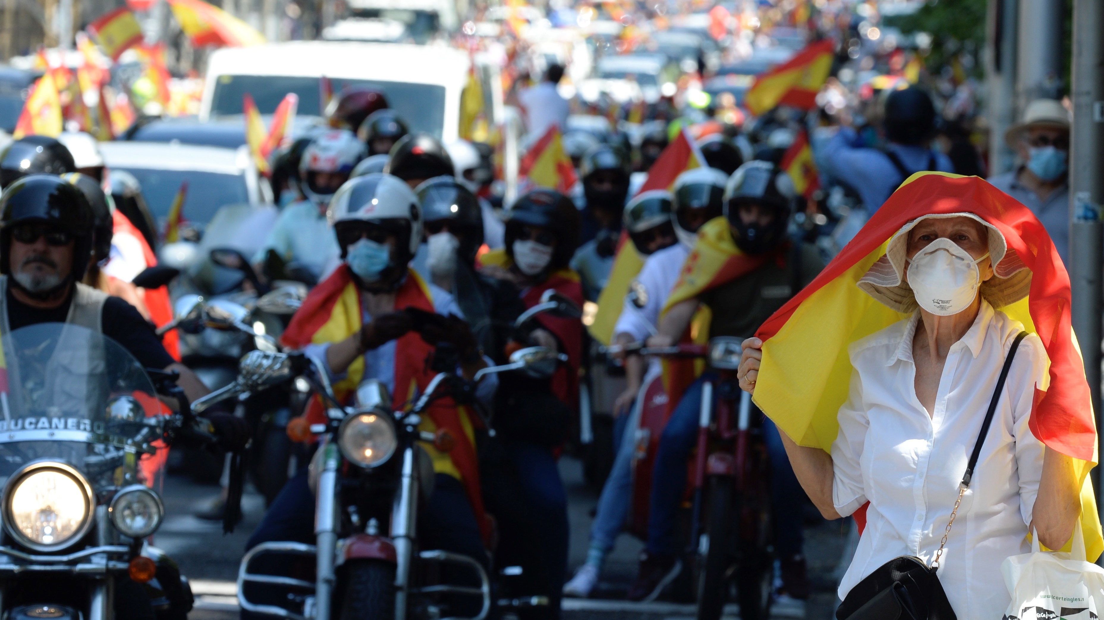 Spanyolországban kötelező lesz az utcai maszkviselés a szükségállapot után is