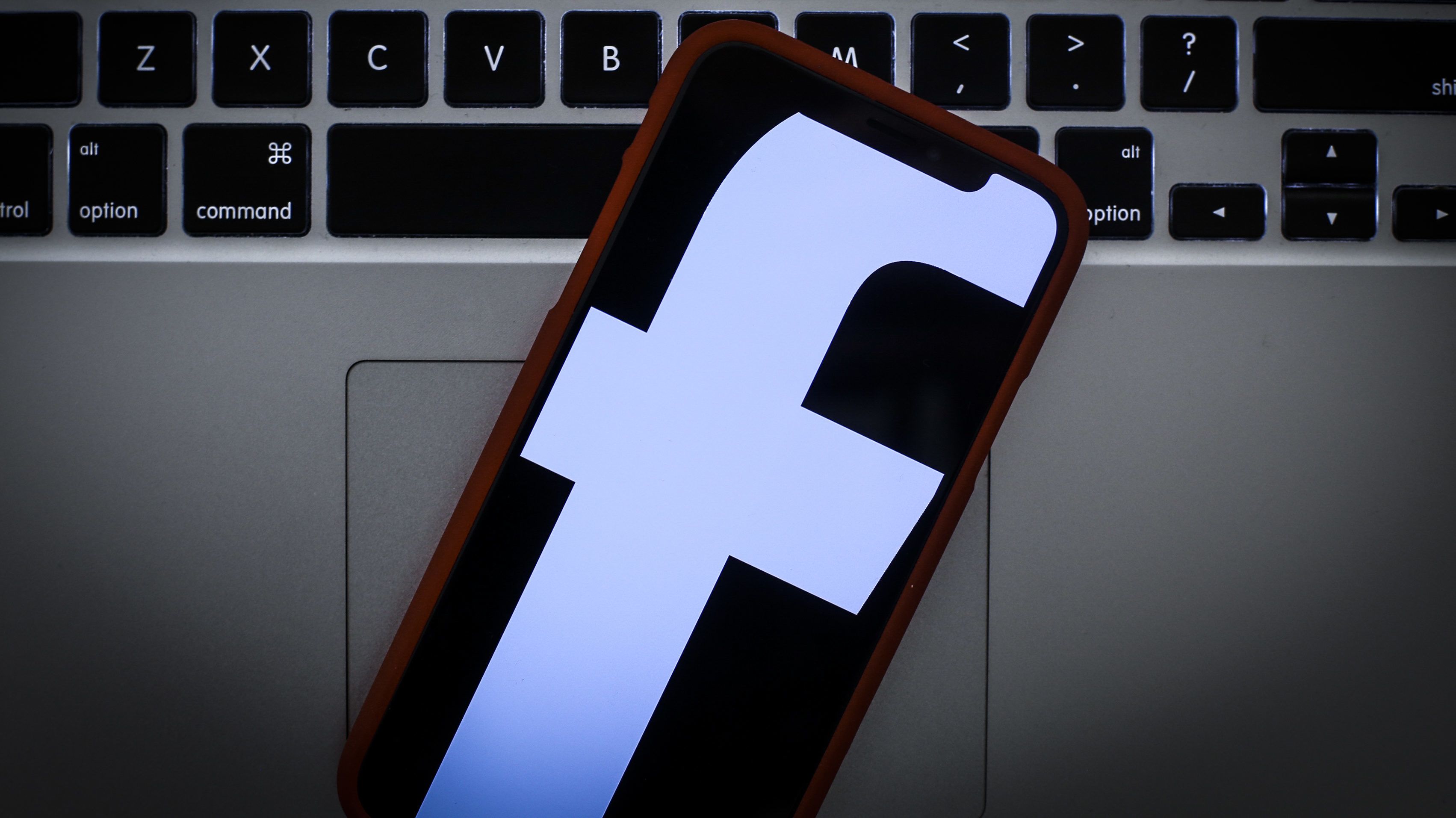 370 ezer magyar facebookozó adatait árulják a neten