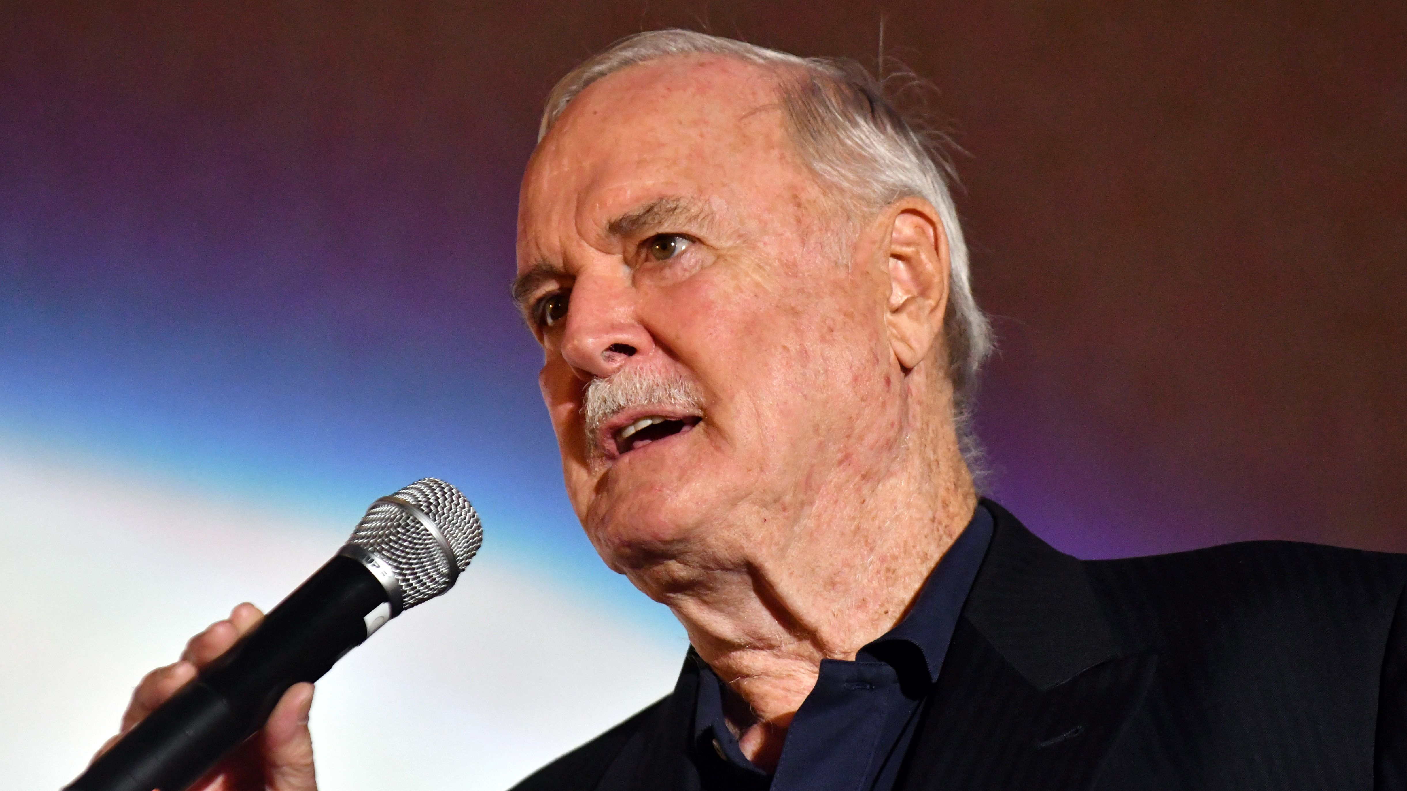 John Cleese lábából daganatot operáltak ki