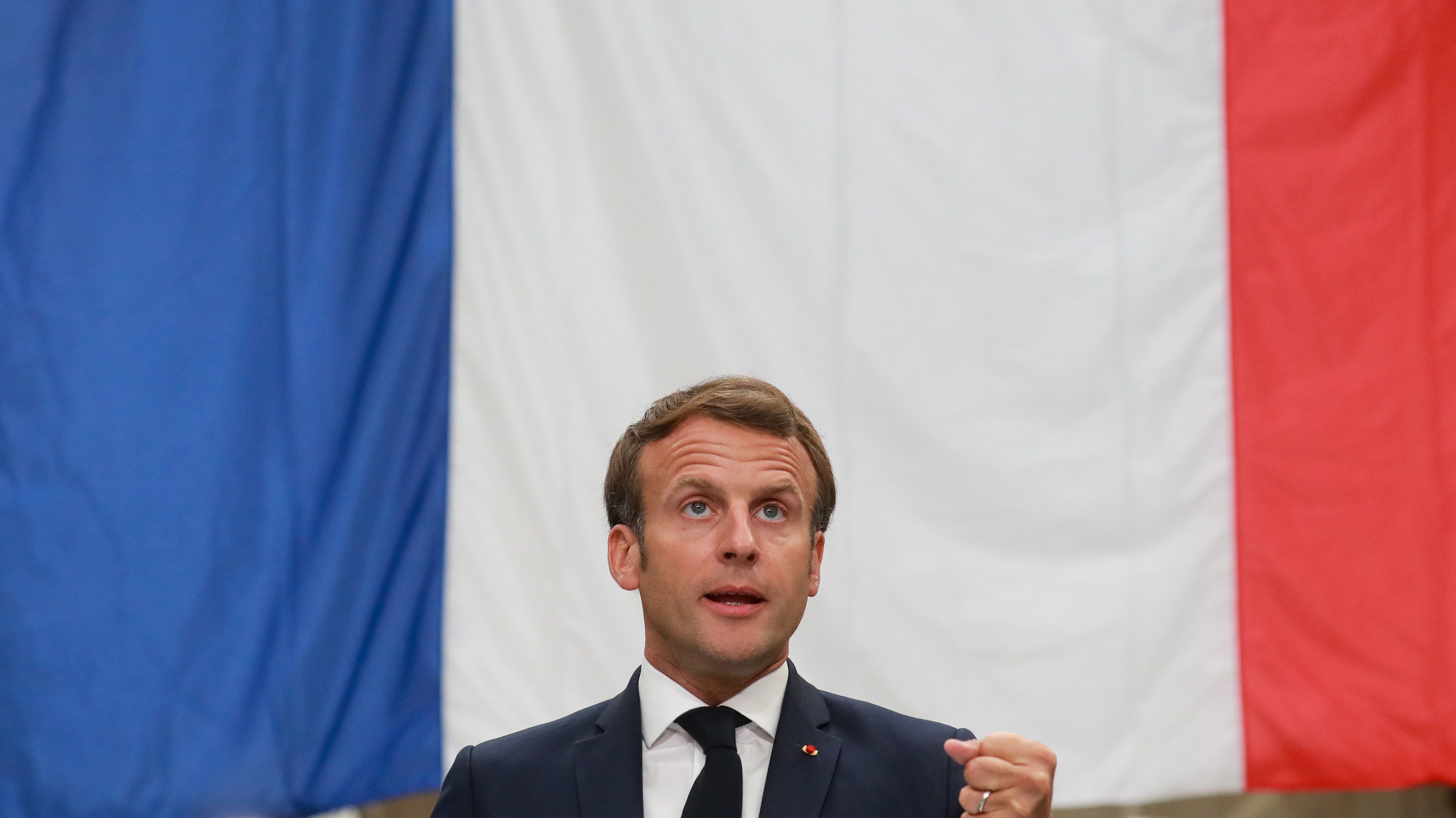 Emmanuel Macron belengette a lemondását
