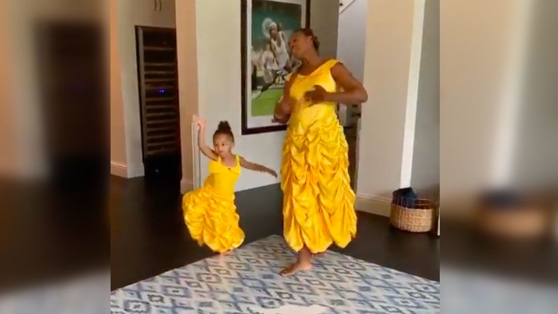 A nap videója, ahogy Serena Williams és lánya Disney hercegnőnek öltözve énekelnek és táncolnak