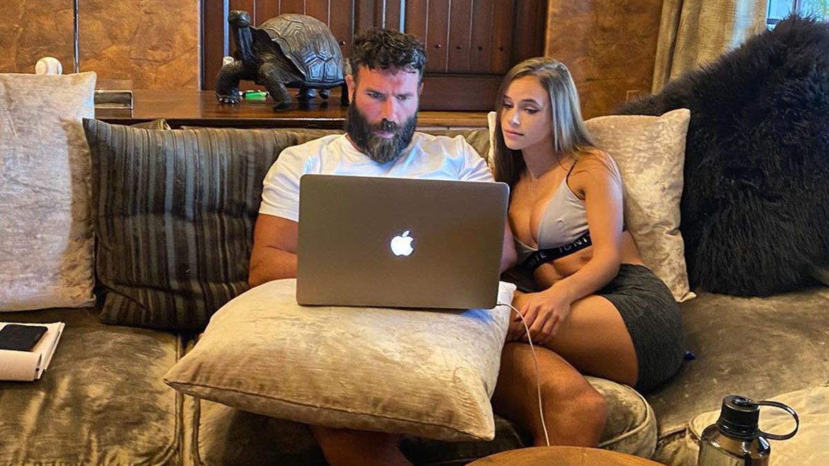 A milliomos pókerkirály Dan Bilzerian fizetne azért, hogy valaki címet adjon a könyvének