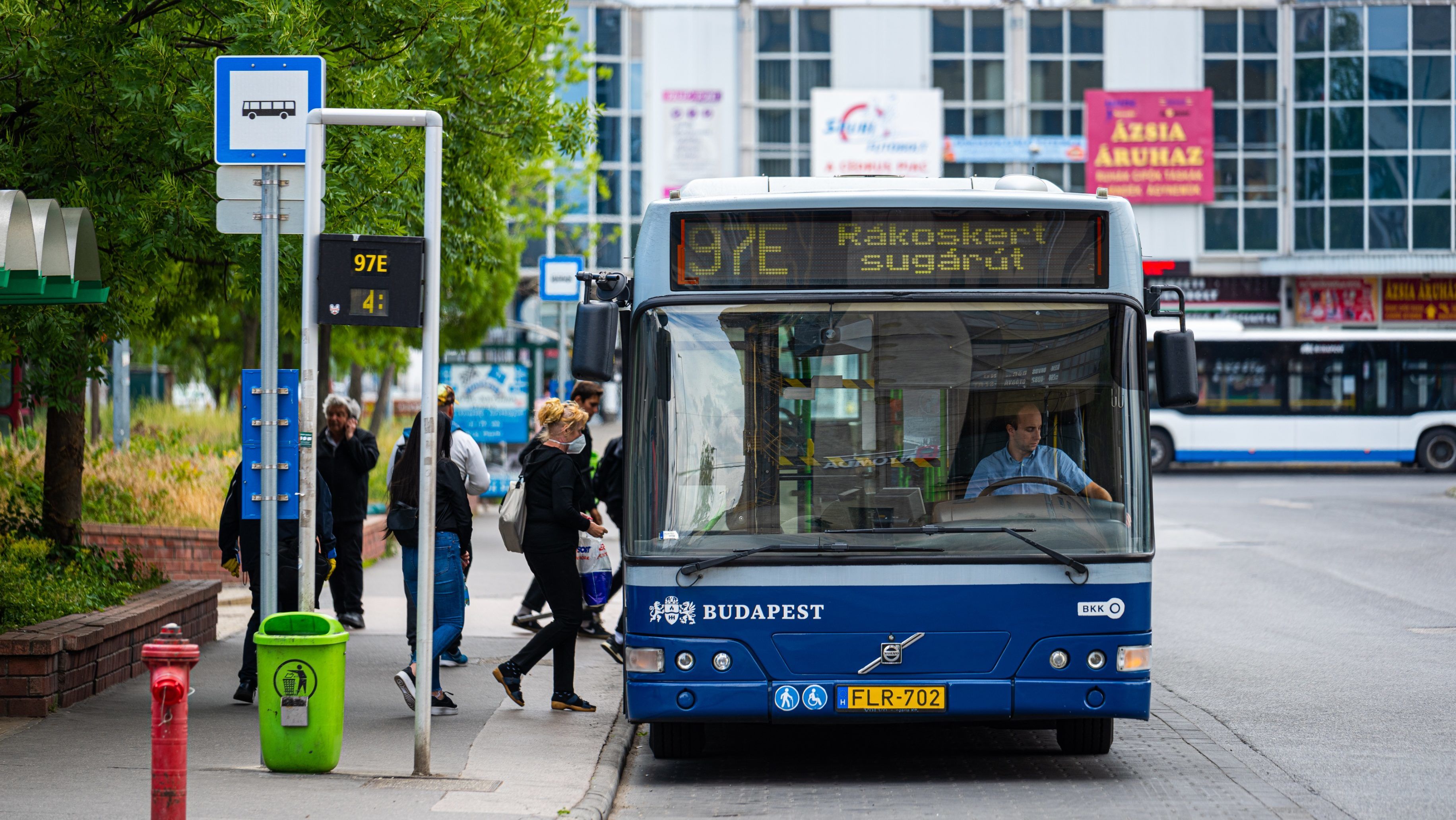 Hétfőtől már az első ajtón is fel lehet szállni a budapesti buszokra