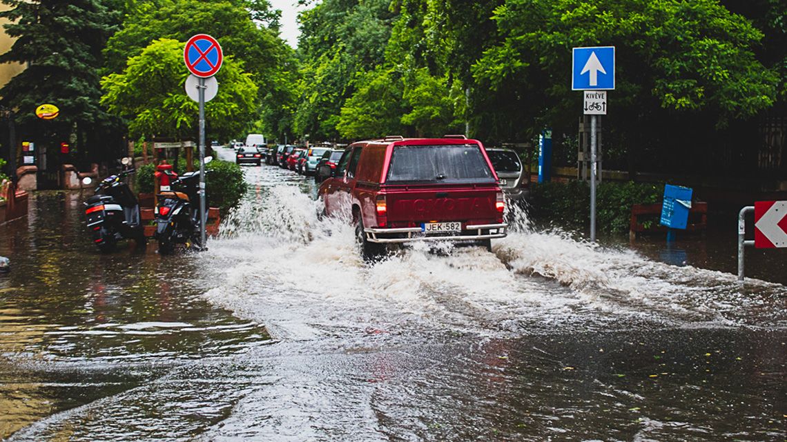 Elmosott utak, jég és villámárvíz – így csapott le a vihar az országra