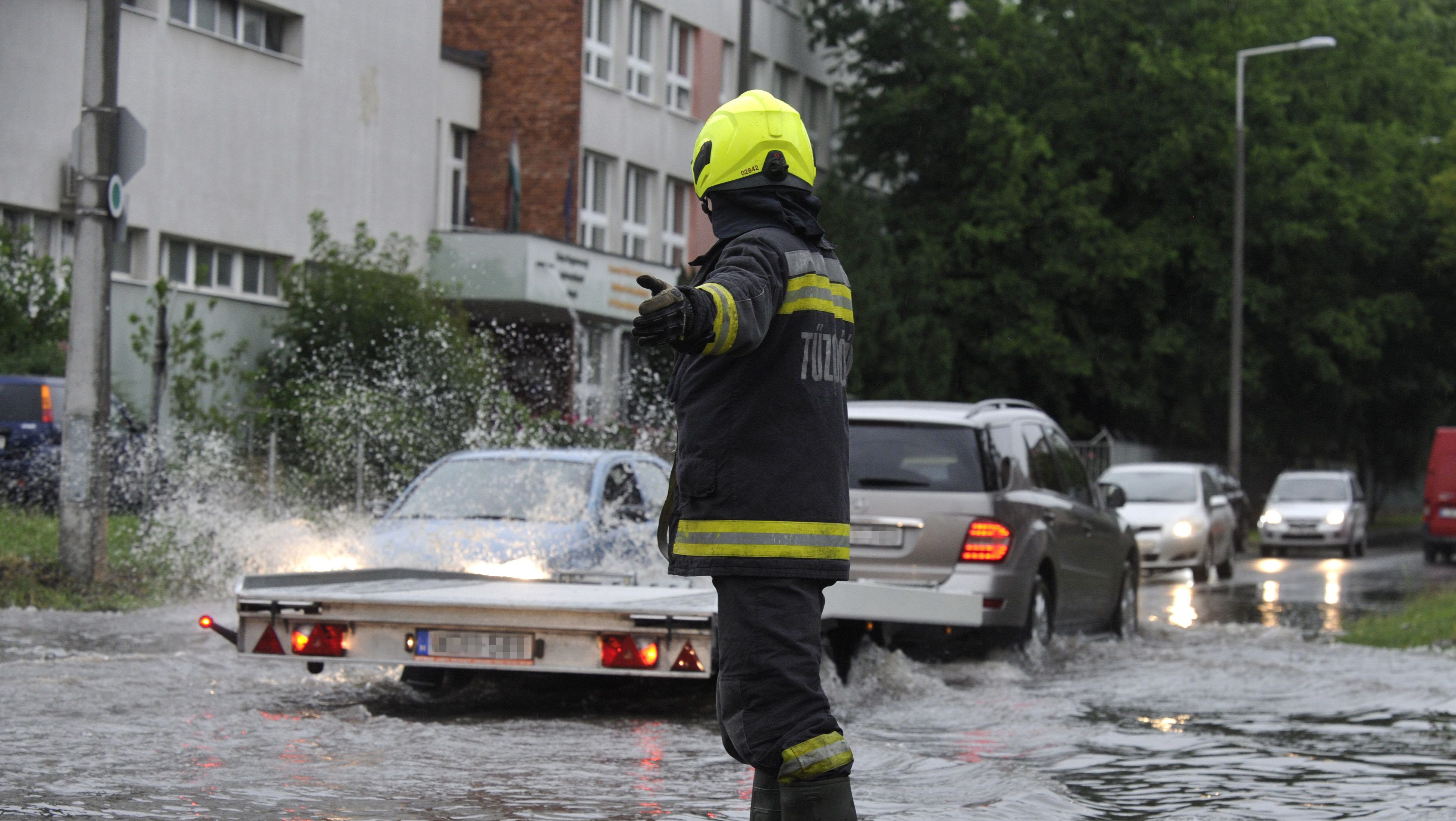 Csak Budapesten 350 helyre mentek ki a tűzoltók a vihar miatt