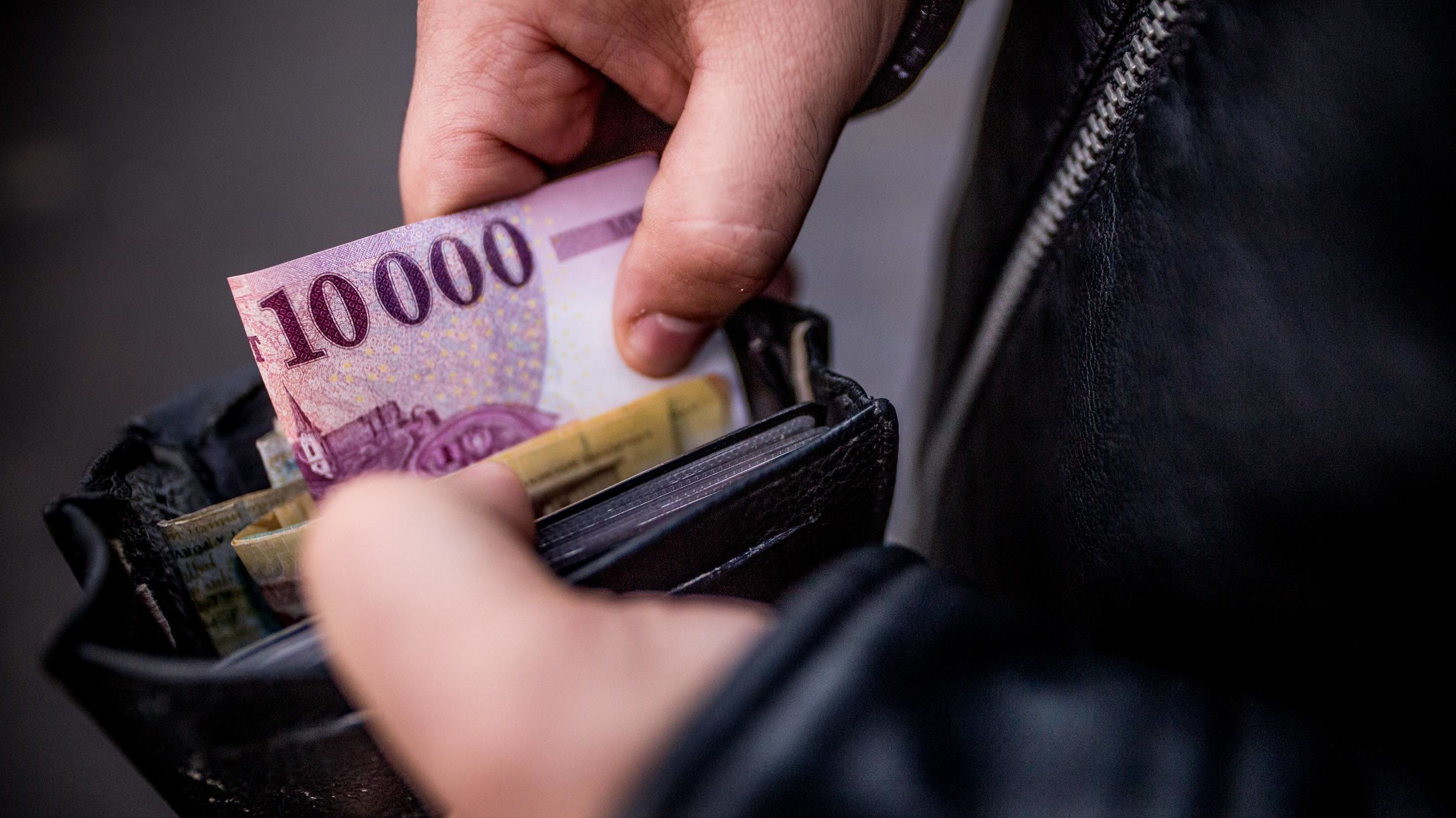 350 forint felé közelít az euró, esés a tőzsdéken