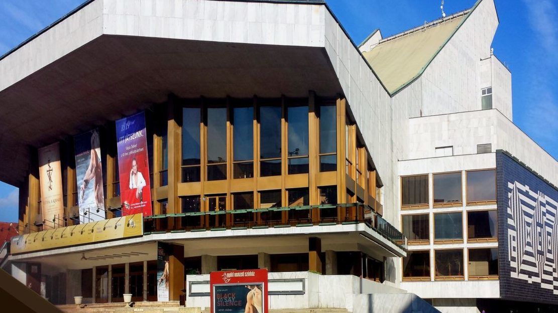 Úgy néz ki, hogy a győriek többsége egyáltalán nem akarja, hogy a polgármester lebontsa az ikonikus színház épületét
