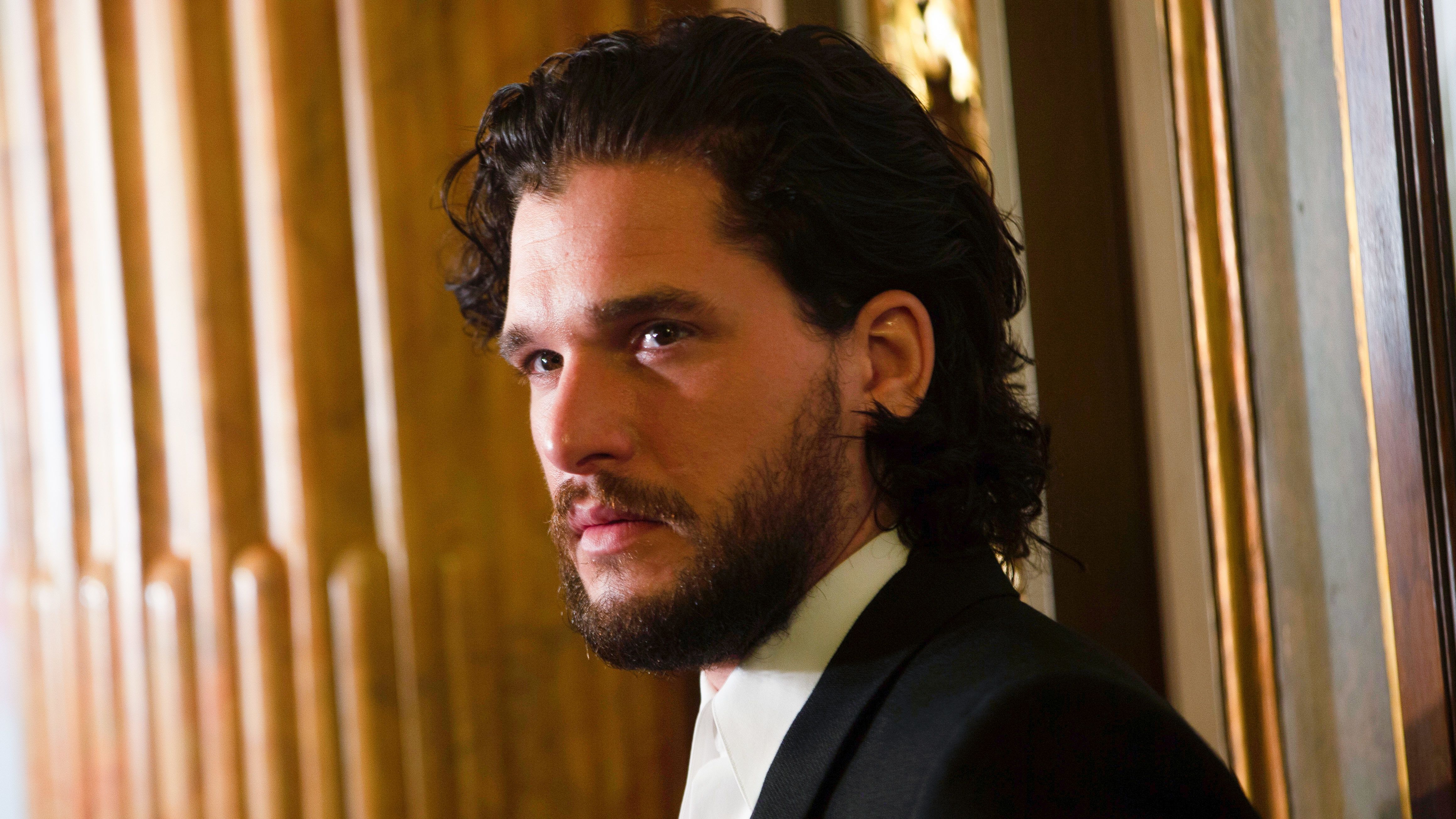 Egy korszak vége: Kit Harington levágatta a göndör haját