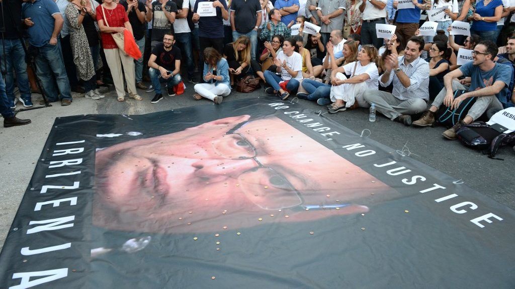 Nyomoznak a volt máltai rendőrfőnök ellen, benne lehetett a máltai újságírónő meggyilkolásában