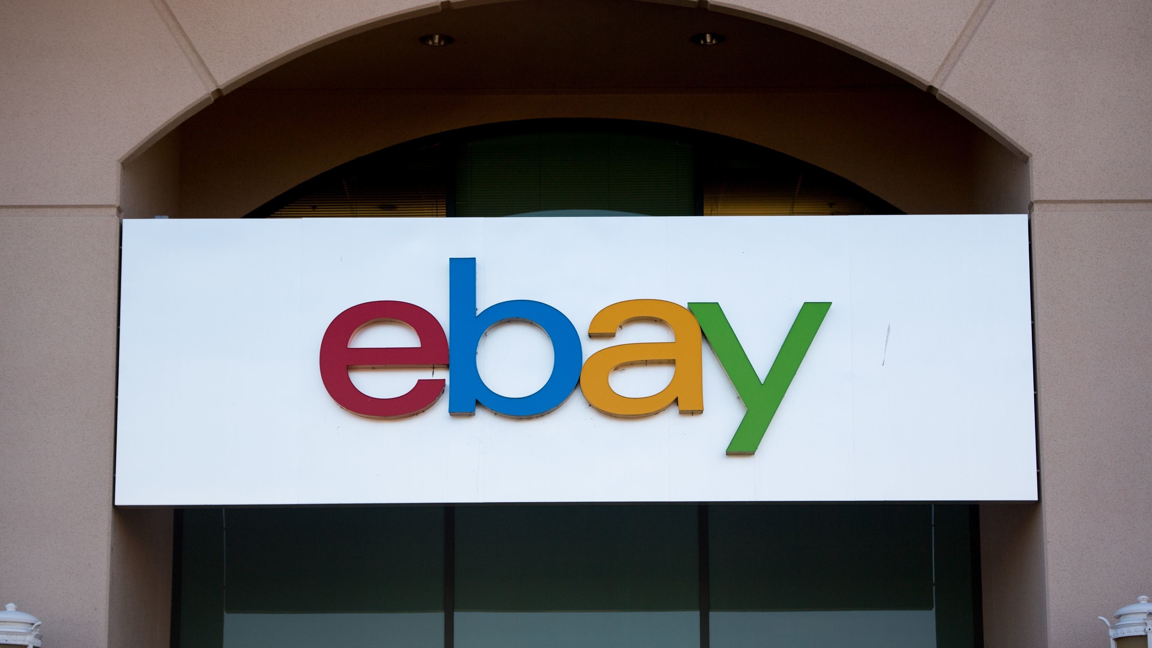 Véres disznófej, légylárva, poloska, nyomkövető: durva megfélemlítő kampányt indítottak egy pár ellen az eBay-nél