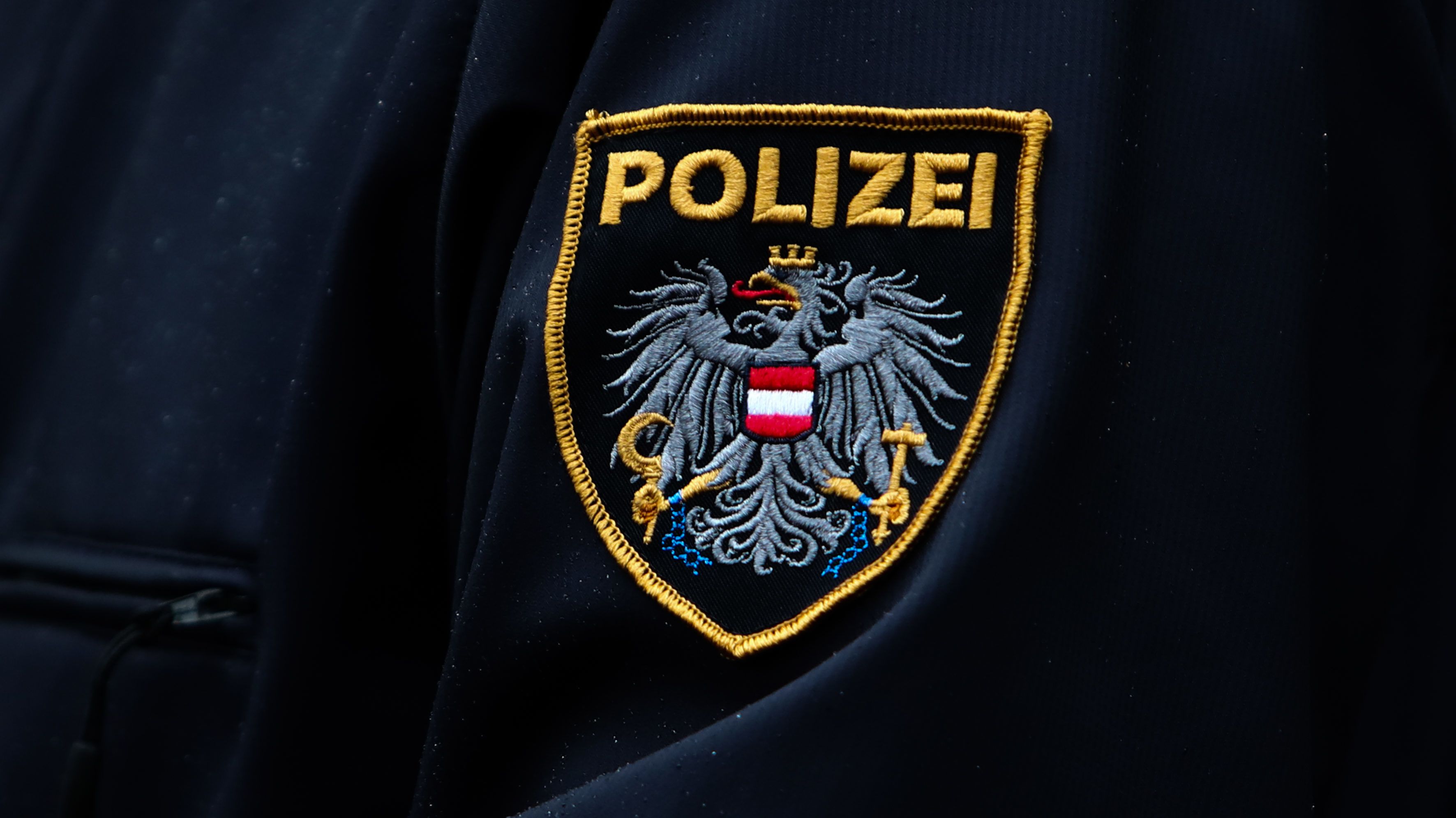Provokatív fingásért 170 ezer forintra büntettek egy osztrák férfit