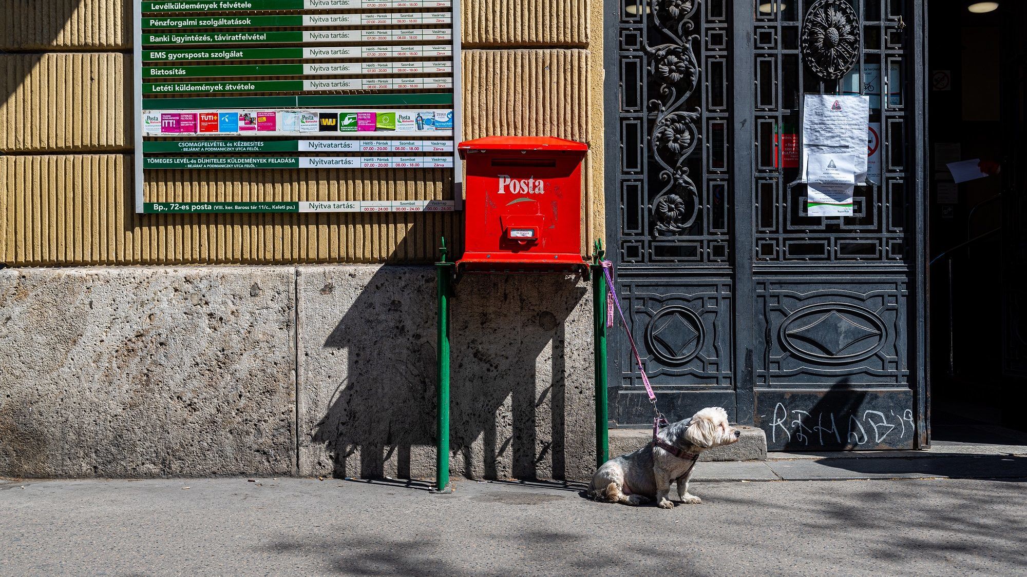 Maszk még kell, de péntektől szabadabban lehet postára menni