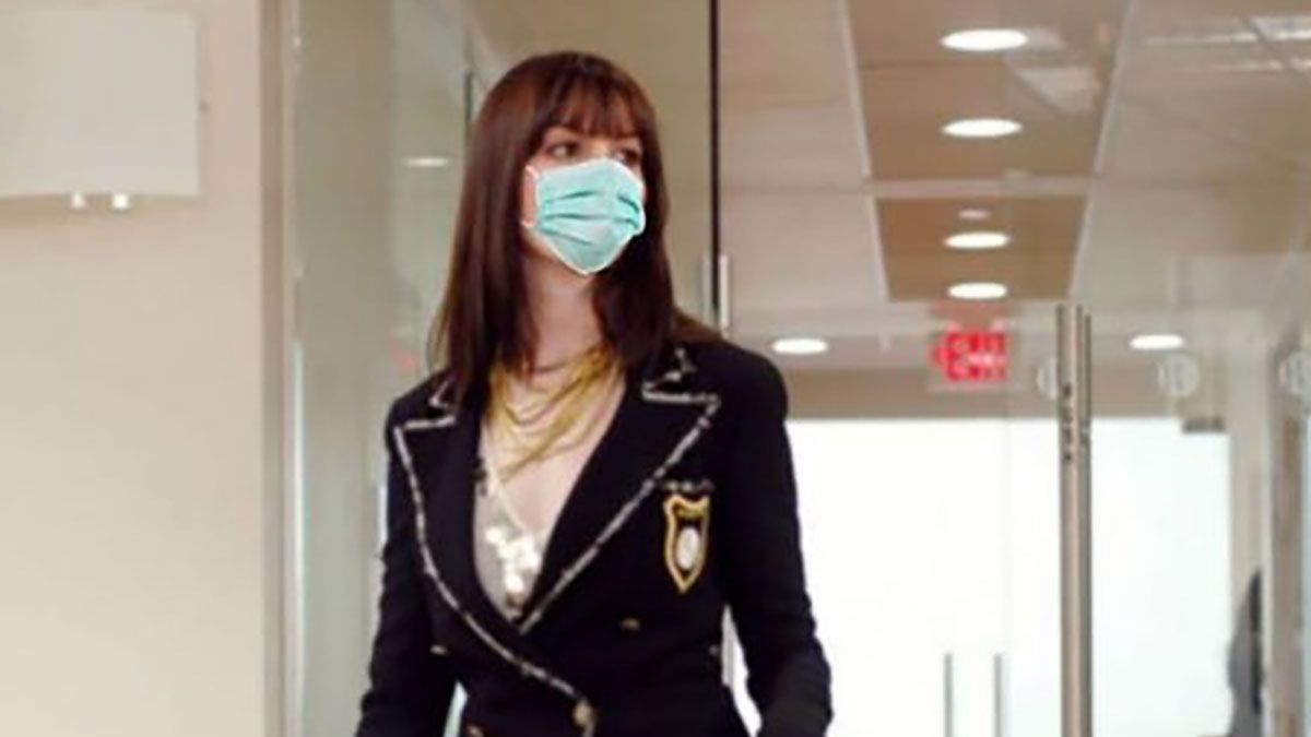 Anne Hathaway egy Az ördög Pradát visel-mémmel jelzi, hogy még tart a járvány