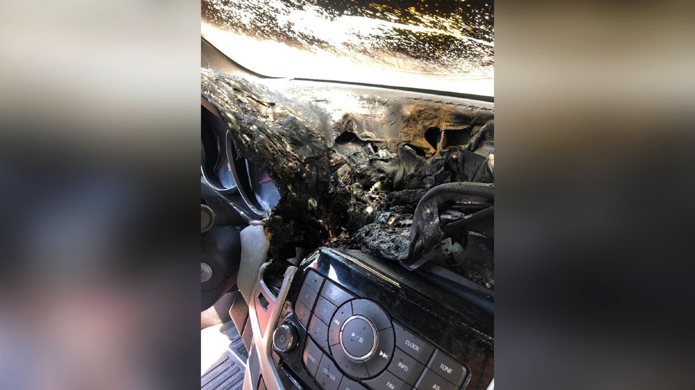 Kézfertőtlenítő miatt égett rommá egy autó műszerfala