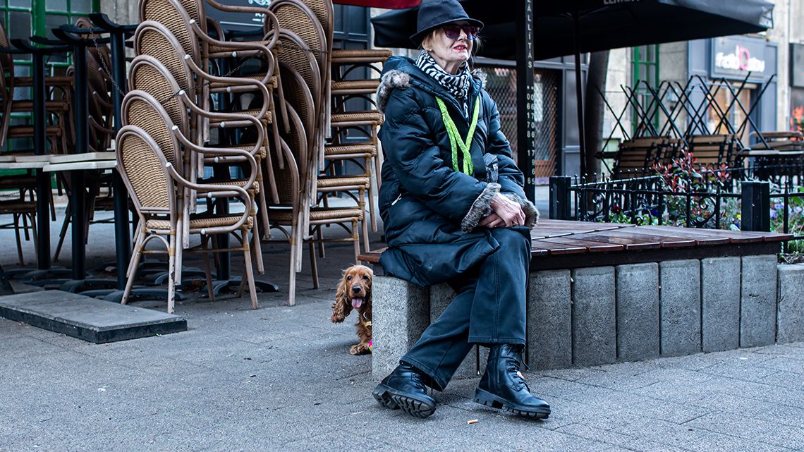 A gazda mögé bújik a kutya, mint egy gyerek