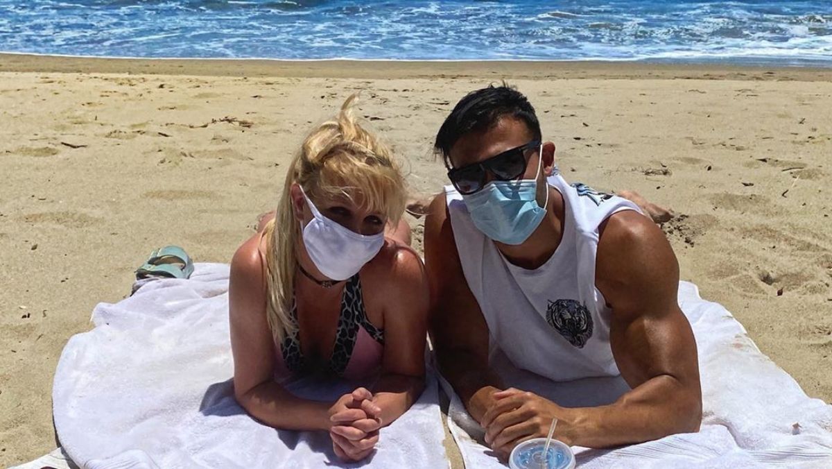 Britney Spears még a strandon is maszkot visel, pedig csak a pasija van mellette