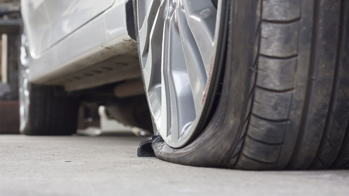 Tilosban parkoló autók kerekét szúrta ki egy magyar buszvezető Németországban