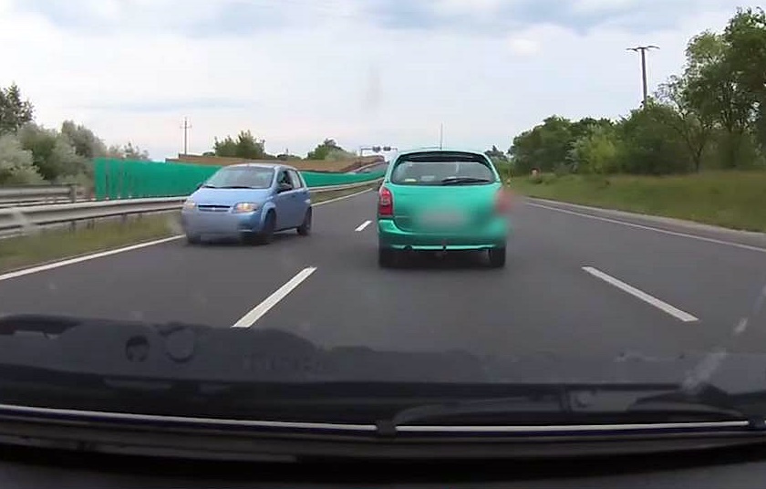 Videón, ahogy forgalommal szembe fordul egy autós Székesfehérvárnál