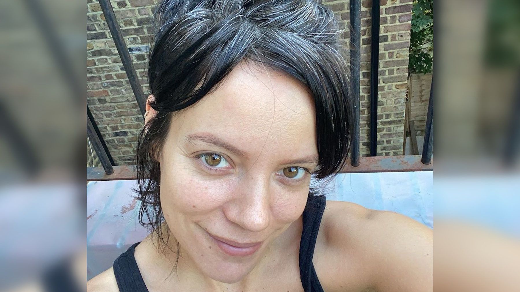 Lily Allen csinált egy smink nélküli szelfit az őszülő hajáról