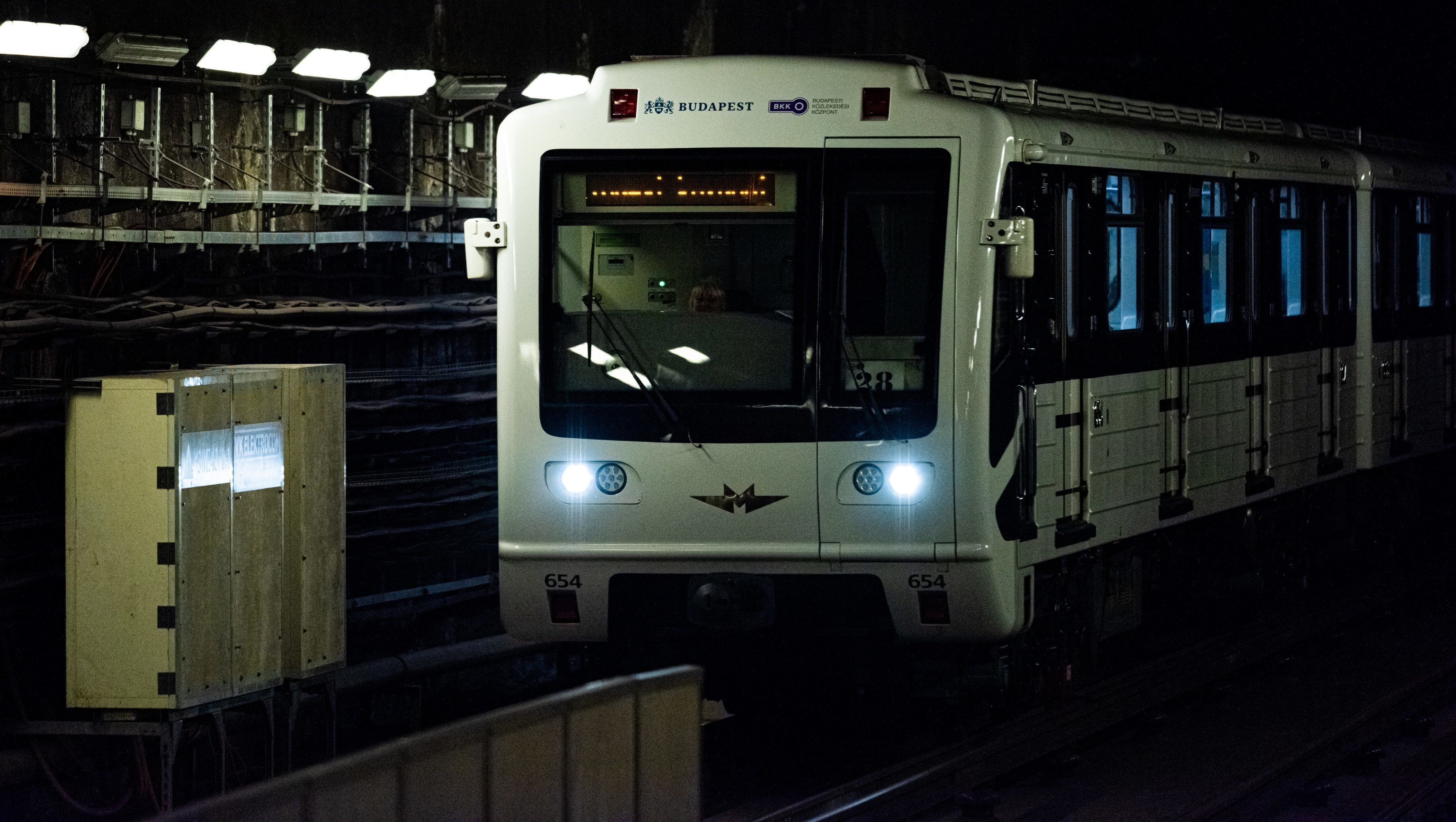 Gázolt az M3-as metró a Klinikáknál