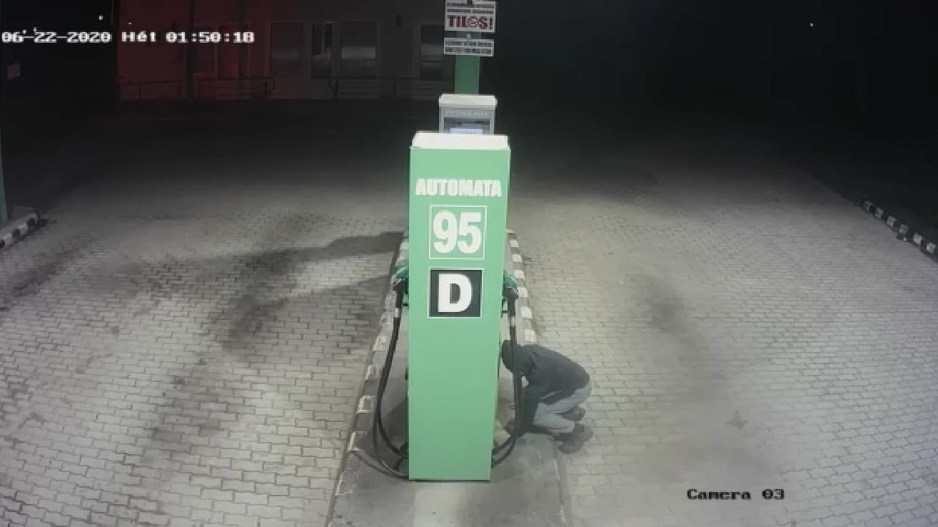Kamerák kereszttüzében bontottak szét vésőkkel egy pénzautomatát
