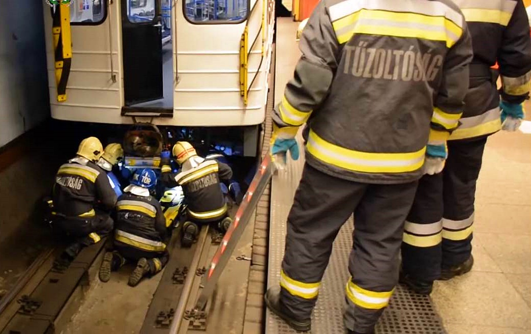 Metró alá zuhant egy férfi Budapesten, tűzoltók mentették ki