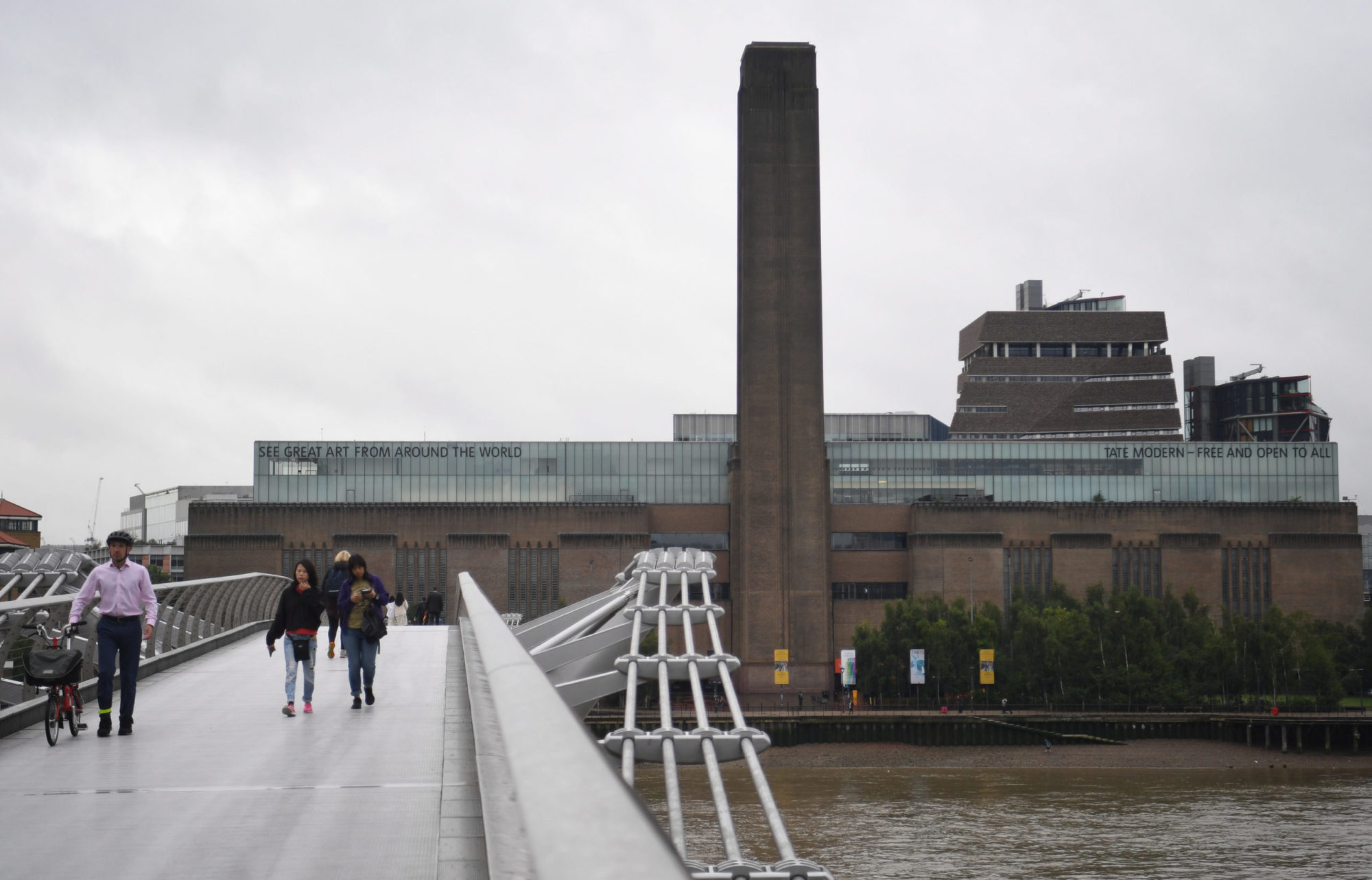Életfogytiglant kapott a tinédzser, aki ledobott egy hatéves kisfiút a Tate Modern tetőteraszáról