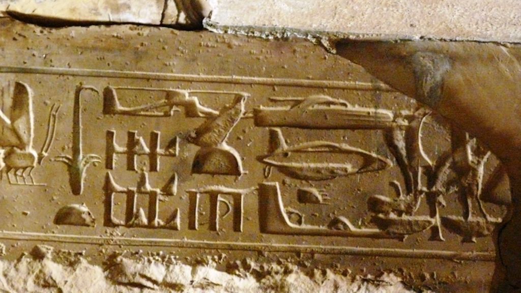 Helikopter és tengeralattjáró rejtőzik egy háromezer éves egyiptomi templom falán