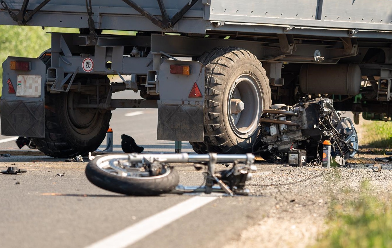 Drámai felvételek: valósággal szétszakadt a motor a 6-os úton történt balesetben