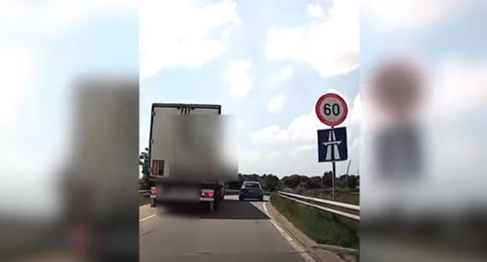Videón, ahogy egy kamion visszatolat az autópályára az M5-ösön