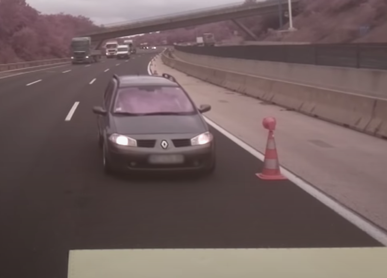Videón, ahogy egy autós szinte fékezés nélkül belecsapódik a közútkezelő járművébe az M0-s autóúton