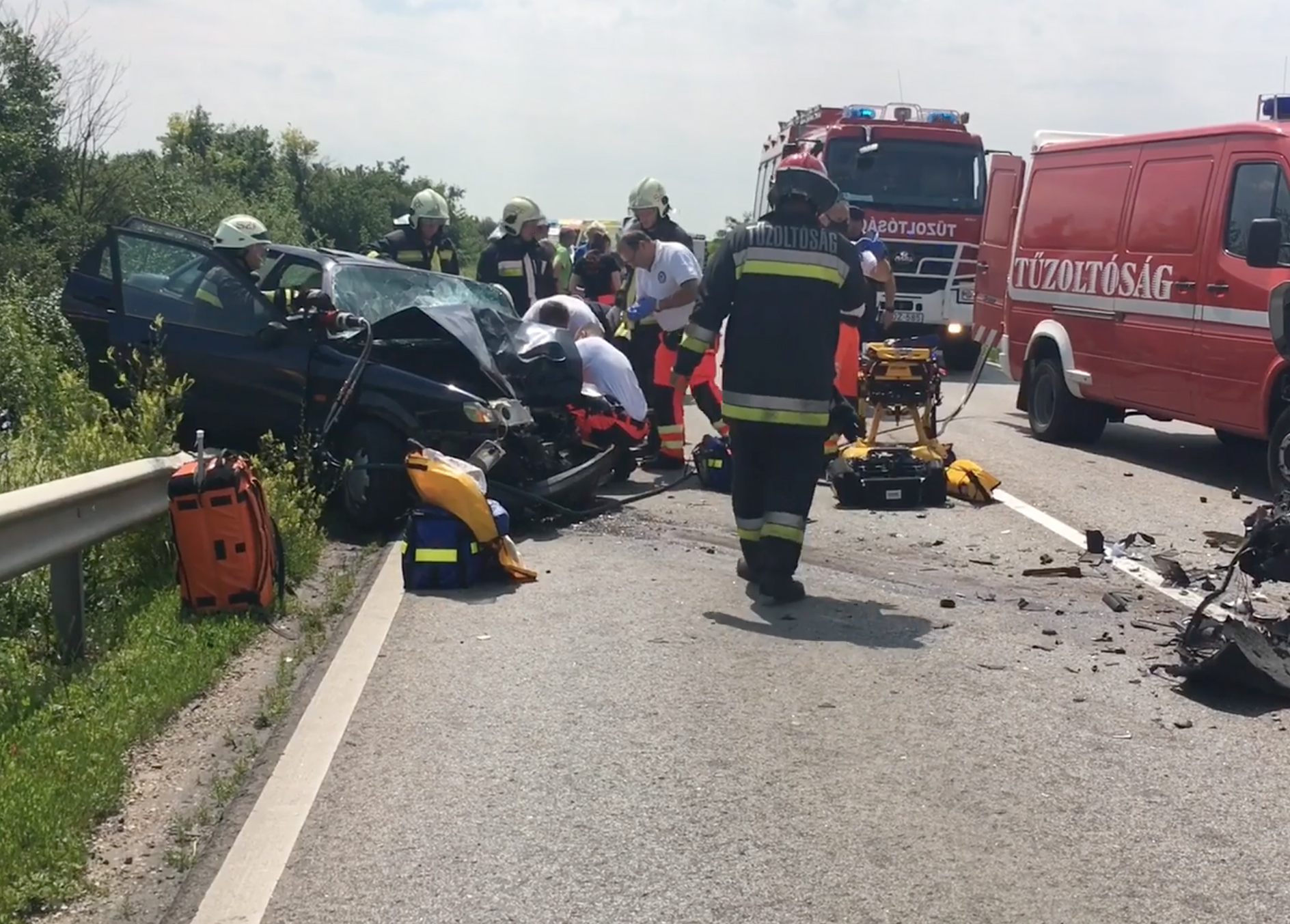 Tűzoltók szabadították ki a sofőrt, aki frontálisan ütközött egy kisteherautóval a 81-es főúton