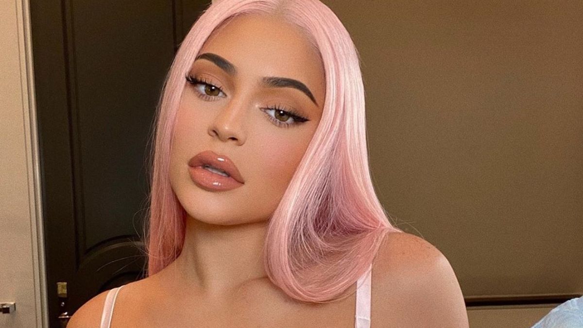 Kylie Jenner a kezeivel próbál takarni, mert ez a melltartó tényleg mindent megmutat