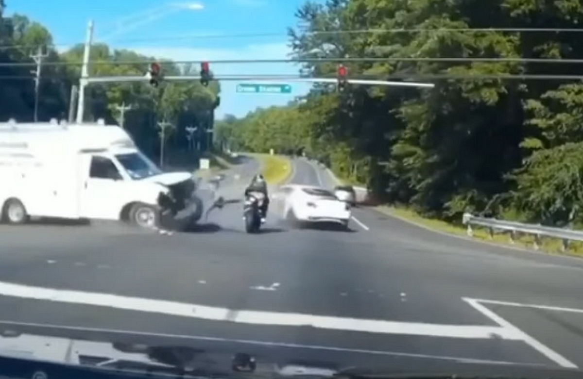 Nagyon durva balesetet úszott meg egy amerikai motoros, két karambolozó autó között húzott el